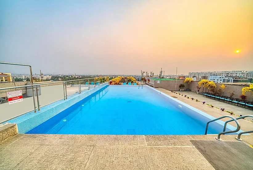 Holiday Inn Kolkata Airport Pool